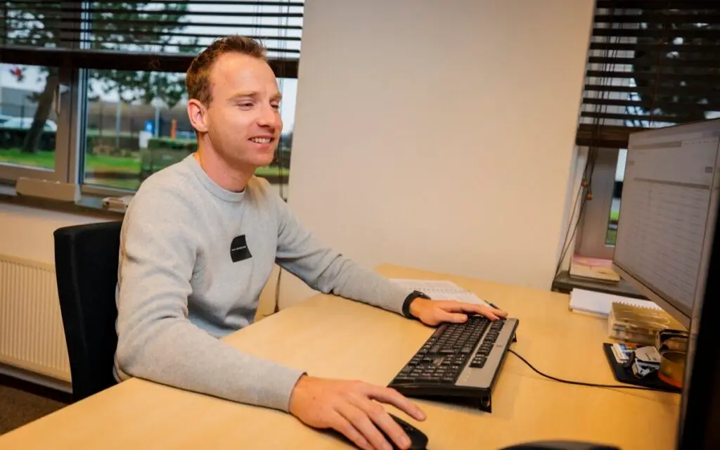 Douanespecialist van JCL Logistics aan het werk