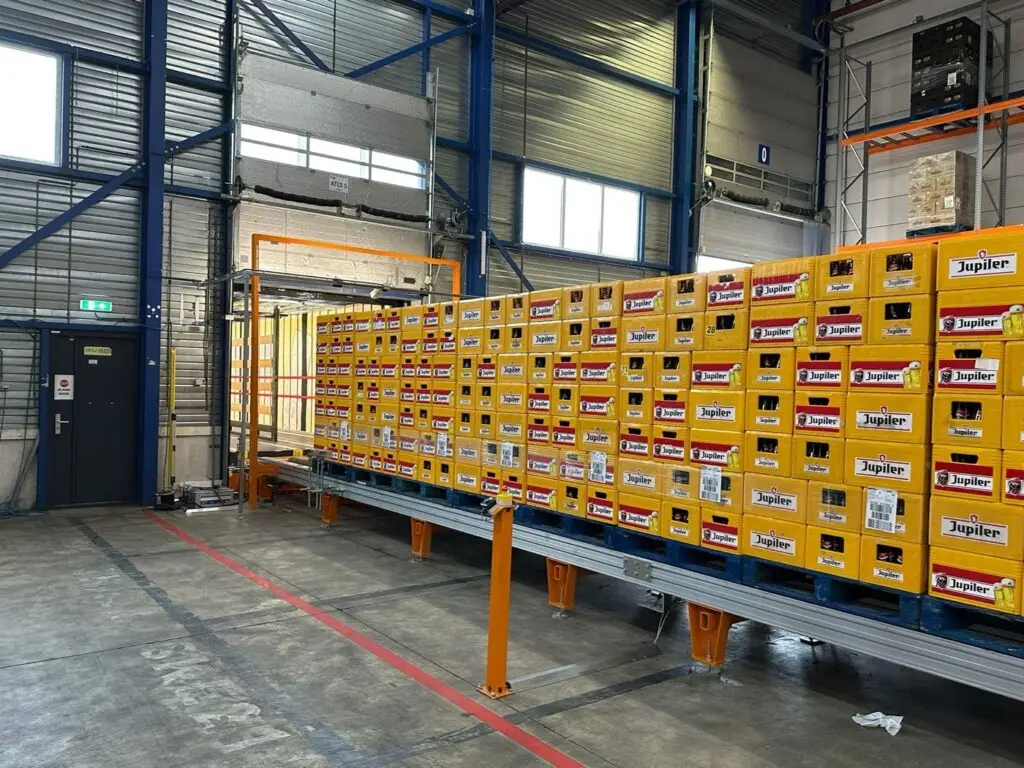 Laden en lossen in het JCL Logistics warehouse in Eersel
