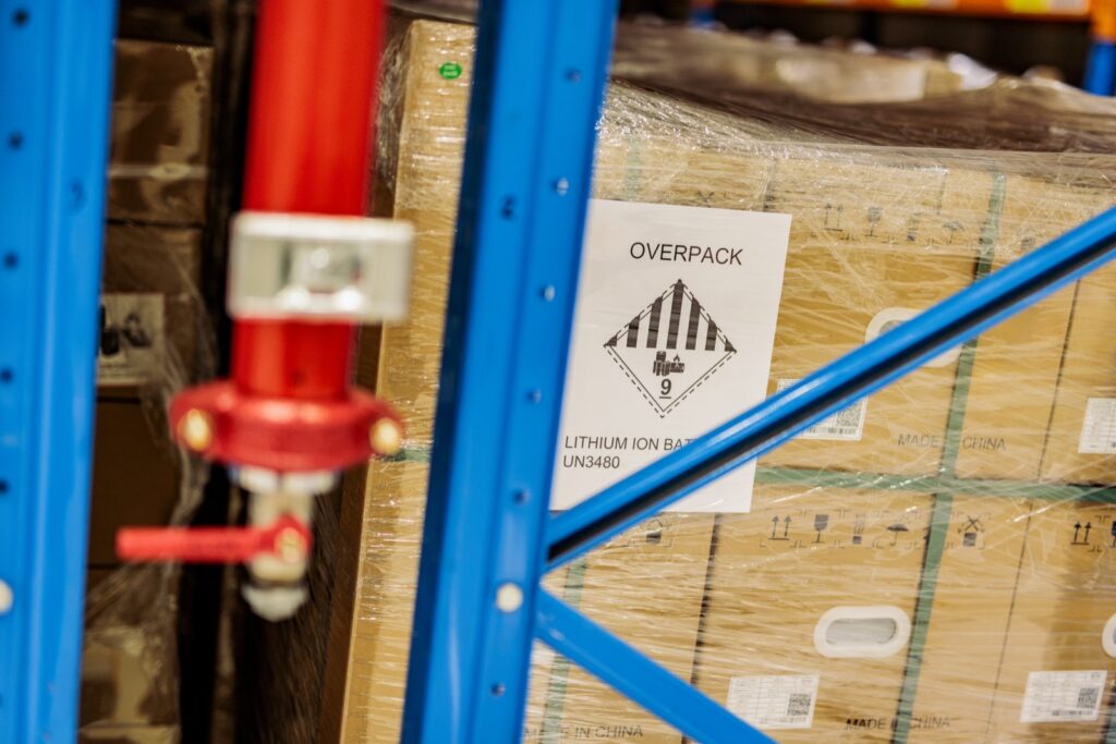 Modern warehouse met sprinklerinstallatie voor health en pharma opslag