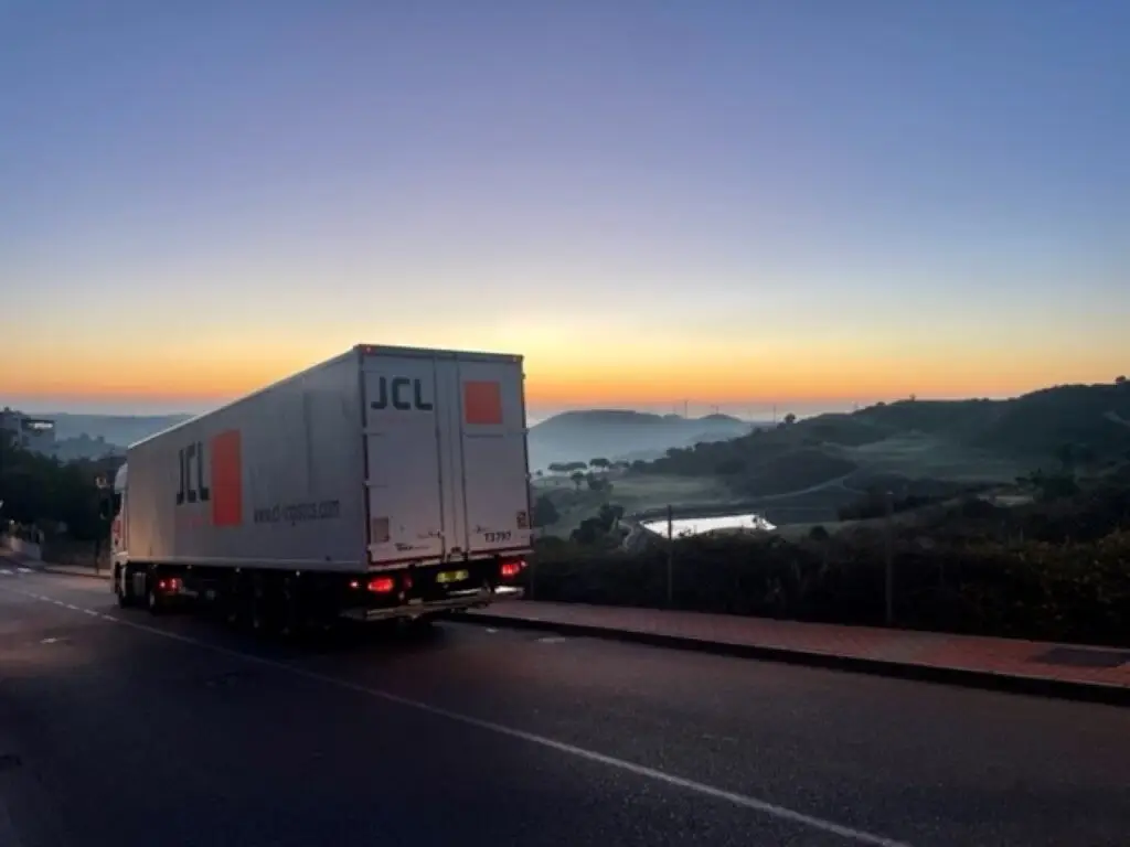 JCL Logistics vrachtwagen onderweg tijdens internationaal transport