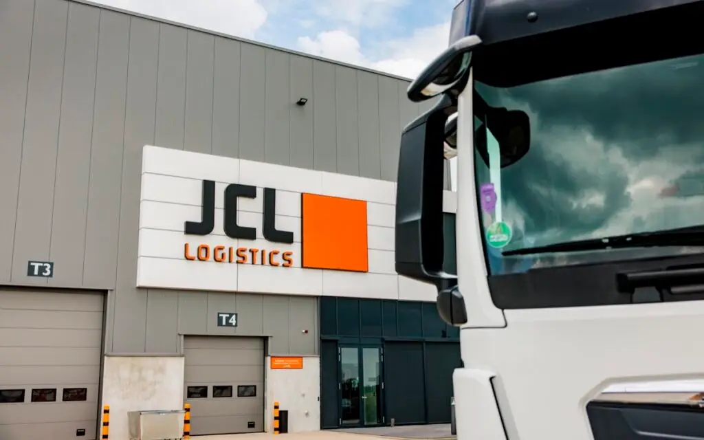 JCL Logistics vrachtwagen met trailer voor het distributiecentrum
