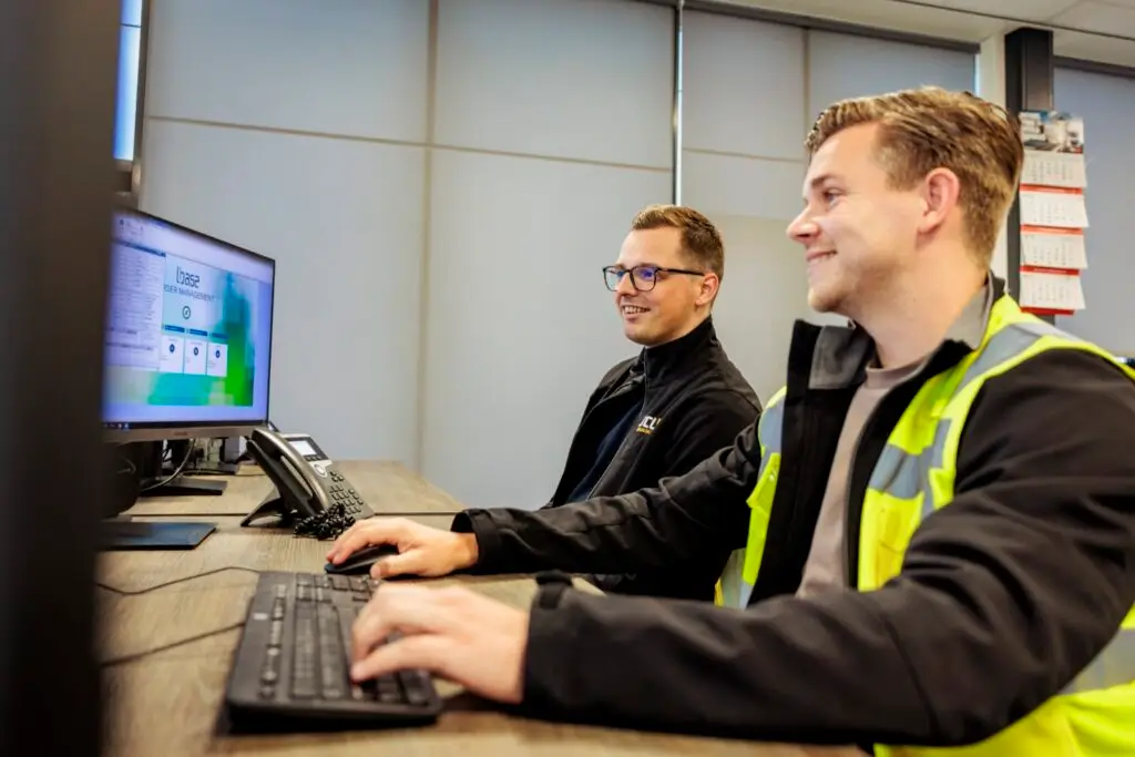 JCL Logistics medewerkers in overleg op kantoor