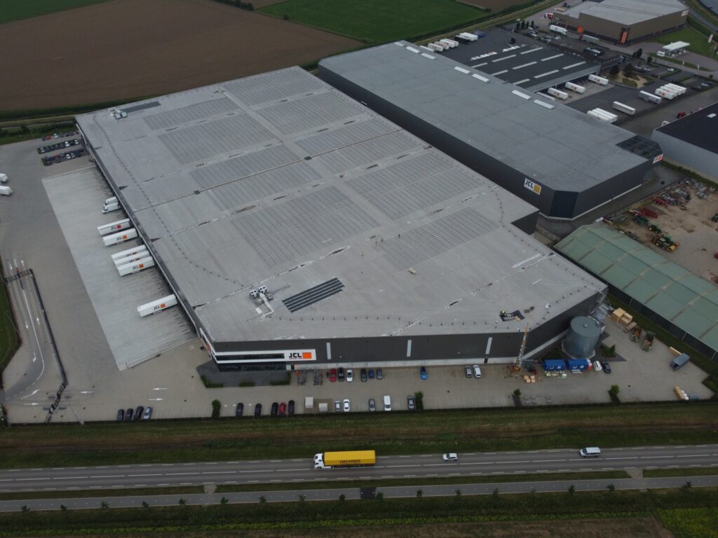Zonnepanelen op het dak van het JCL Logistics warehouse voor duurzame logistiek