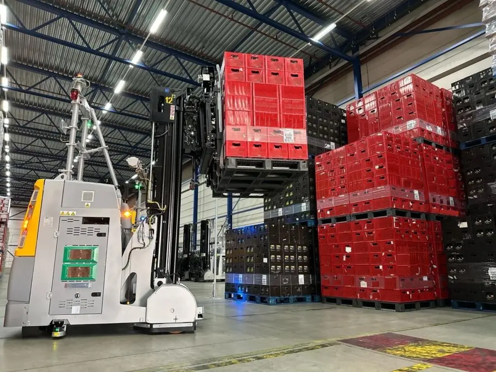 Automatisch geleid voertuig aan het werk in het warehouse van JCL Logistics